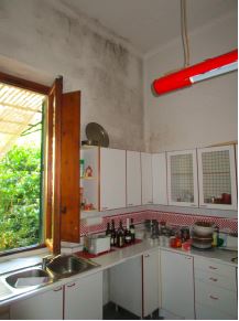 Appartamento ad uso civile abitazione ubicato al piano terreno di una villetta a schiera di due piani, con giardino pertinenziale in proprietà esclusiva con tettoia. L’appartamento ha accesso dalla pubblica via tramite loggia a comune e si compone di ingresso-soggiorno collegato mediante ampia apertura al vano adiacente dando così luogo ad un unico ampio locale, disimpegno con sovrastante soppalco, camera, cucina e bagno.