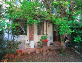 Appartamento ad uso civile abitazione ubicato al piano terreno di una villetta a schiera di due piani, con giardino pertinenziale in proprietà esclusiva con tettoia. L’appartamento ha accesso dalla pubblica via tramite loggia a comune e si compone di ingresso-soggiorno collegato mediante ampia apertura al vano adiacente dando così luogo ad un unico ampio locale, disimpegno con sovrastante soppalco, camera, cucina e bagno.