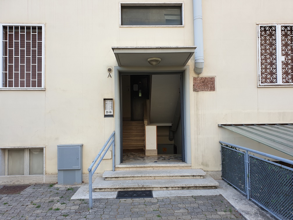 APPARTAMENTO INT.7 DI 4 VANI CON ASCENSORE e BALCONE. Dati Catastali [N.C.E.U.] cat.A/3, fg. 813, part. 104, sub. 5