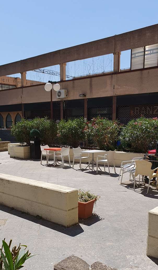 Negozio su 2 livelli, piano terra con WC ed antibagno, dotato di scala interna al piano primo con WC e ampio terrazzo coperto N.C.E.U. Unità Principale cat. C/1 sez. VIC foglio 7 part. 169 sub 116