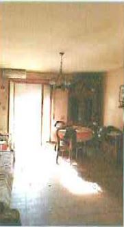 Ingresso, corridoio, salone, disimpegno, cucina, bagno, camera e 2 balconi N.C.E.U. Unità Residenziale cat. A/2 foglio 648, part. 325, sub. 57 + pertinenziale posto auto coperto n. 8 piano terra N.C.E.U. unità secondaria cat. C/6 foglio 648, part. 325, sub 550