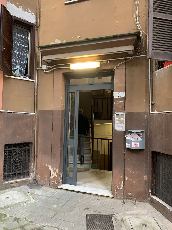 Immobile sito in Roma, CAP 00162 Via Matilde di Canossa n°17, scala C, Piano 2. Categoria A/4. N.C.E.U. Fg. 590, part. 16, sub. 14. Descrizione: APPARTAMENTO INT.6 DI 5,5 VANI SENZA ASCENSORE + pertinenziale BALCONI. Mq. 108. Stato Libero