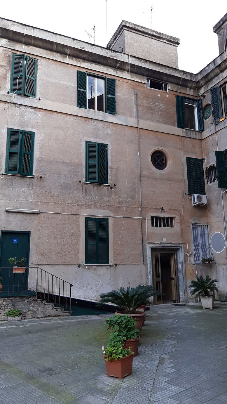 Immobile sito in Roma, CAP 00154 Via della Garbatella n°23, scala BB, Piano 2. Categoria A/4. N.C.E.U. Fg. 824, part. 118, sub. 12. Descrizione: APPARTAMENTO INT.3 DI 4,5 VANI SENZA ASCENSORE. Mq. 72. Stato Libero