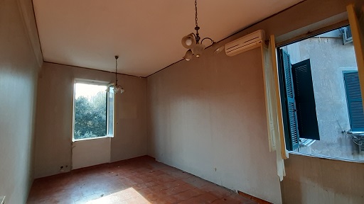 Immobile sito in Roma, CAP 00154 Via della Garbatella n°23, scala BB, Piano 2. Categoria A/4. N.C.E.U. Fg. 824, part. 118, sub. 12. Descrizione: APPARTAMENTO INT.3 DI 4,5 VANI SENZA ASCENSORE. Mq. 72. Stato Libero