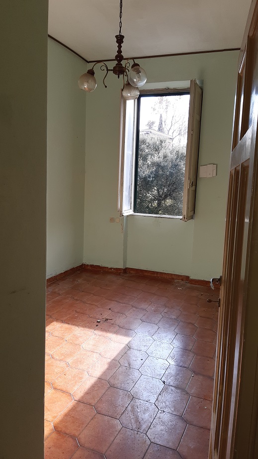 Immobile sito in Roma, CAP 00154 Via della Garbatella n°23, scala BB, Piano 2. Categoria A/4. N.C.E.U. Fg. 824, part. 118, sub. 12. Descrizione: APPARTAMENTO INT.3 DI 4,5 VANI SENZA ASCENSORE. Mq. 72. Stato Libero
