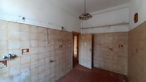 Immobile sito in Roma, CAP 00154 Via della Garbatella n°23, scala BB, Piano 2. Categoria A/4. N.C.E.U. Fg. 824, part. 118, sub. 12. Descrizione: APPARTAMENTO INT.3 DI 4,5 VANI SENZA ASCENSORE. Mq. 72. Stato Libero