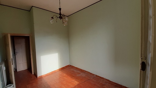 Immobile sito in Roma, CAP 00154 Via della Garbatella n°23, scala BB, Piano 2. Categoria A/4. N.C.E.U. Fg. 824, part. 118, sub. 12. Descrizione: APPARTAMENTO INT.3 DI 4,5 VANI SENZA ASCENSORE. Mq. 72. Stato Libero
