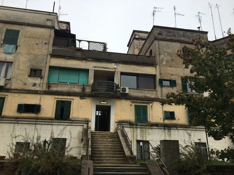 Immobile sito in Roma, CAP 00154 Via Roberto De' Nobili n°13, scala A, Piano 3. Categoria A/4. N.C.E.U. Fg. 825, part. 25, sub. 12. Descrizione: APPARTAMENTO INT.8 DI 4,5 VANI SENZA ASCENSORE + pertinenziale TERRAZZO. Mq. 66. Stato Libero