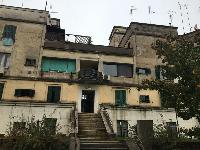 Immobile sito in Roma, CAP 00154 Via Roberto De' Nobili n°13, scala A, Piano 3. Categoria A/4. N.C.E.U. Fg. 825, part. 25, sub. 12. Descrizione: APPARTAMENTO INT.8 DI 4,5 VANI SENZA ASCENSORE + pertinenziale TERRAZZO. Mq. 66. Stato Libero