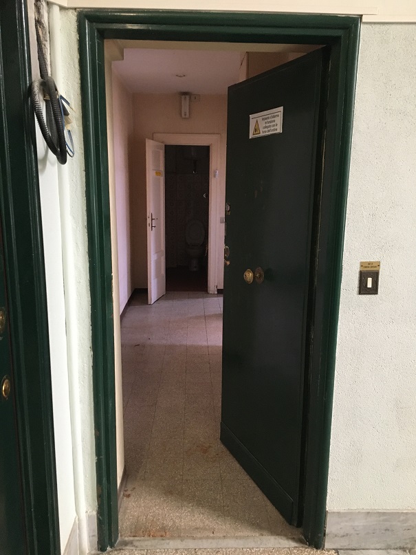 Immobile sito in Roma, CAP 00154 Via Roberto De' Nobili n°13, scala A, Piano 3. Categoria A/4. N.C.E.U. Fg. 825, part. 25, sub. 12. Descrizione: APPARTAMENTO INT.8 DI 4,5 VANI SENZA ASCENSORE + pertinenziale TERRAZZO. Mq. 66. Stato Libero