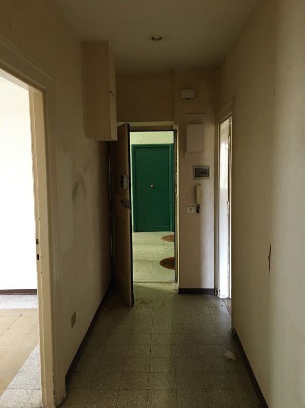 Immobile sito in Roma, CAP 00154 Via Roberto De' Nobili n°13, scala A, Piano 3. Categoria A/4. N.C.E.U. Fg. 825, part. 25, sub. 12. Descrizione: APPARTAMENTO INT.8 DI 4,5 VANI SENZA ASCENSORE + pertinenziale TERRAZZO. Mq. 66. Stato Libero