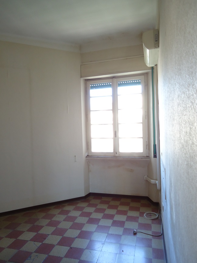 Immobile sito in Roma, CAP 00154 Via Roberto De' Nobili n°13, scala A, Piano 3. Categoria A/4. N.C.E.U. Fg. 825, part. 25, sub. 12. Descrizione: APPARTAMENTO INT.8 DI 4,5 VANI SENZA ASCENSORE + pertinenziale TERRAZZO. Mq. 66. Stato Libero