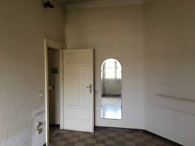 Immobile sito in Roma, CAP 00154 Via Roberto De' Nobili n°13, scala A, Piano 3. Categoria A/4. N.C.E.U. Fg. 825, part. 25, sub. 12. Descrizione: APPARTAMENTO INT.8 DI 4,5 VANI SENZA ASCENSORE + pertinenziale TERRAZZO. Mq. 66. Stato Libero