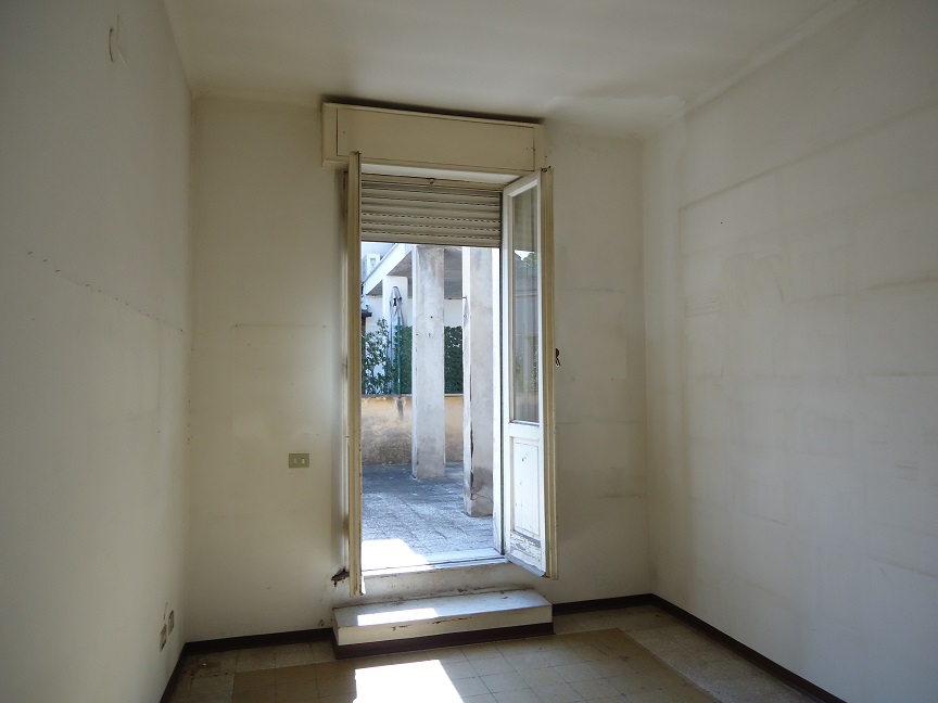 Immobile sito in Roma, CAP 00154 Via Roberto De' Nobili n°13, scala A, Piano 3. Categoria A/4. N.C.E.U. Fg. 825, part. 25, sub. 12. Descrizione: APPARTAMENTO INT.8 DI 4,5 VANI SENZA ASCENSORE + pertinenziale TERRAZZO. Mq. 66. Stato Libero