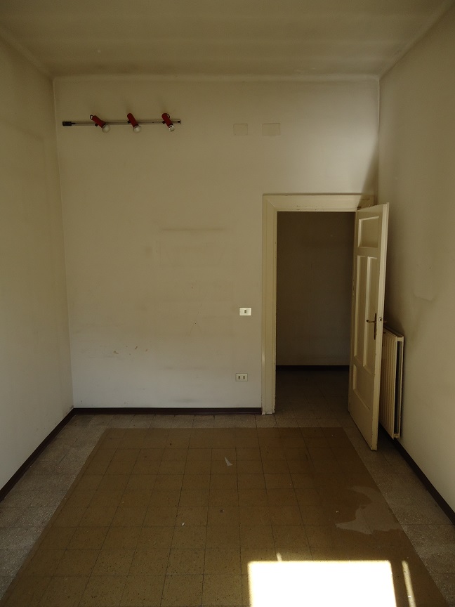 Immobile sito in Roma, CAP 00154 Via Roberto De' Nobili n°13, scala A, Piano 3. Categoria A/4. N.C.E.U. Fg. 825, part. 25, sub. 12. Descrizione: APPARTAMENTO INT.8 DI 4,5 VANI SENZA ASCENSORE + pertinenziale TERRAZZO. Mq. 66. Stato Libero