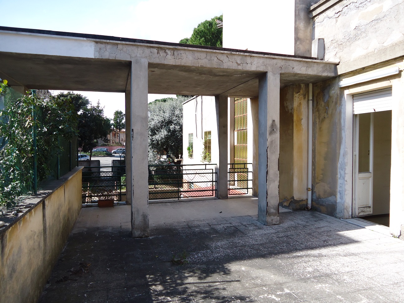 Immobile sito in Roma, CAP 00154 Via Roberto De' Nobili n°13, scala A, Piano 3. Categoria A/4. N.C.E.U. Fg. 825, part. 25, sub. 12. Descrizione: APPARTAMENTO INT.8 DI 4,5 VANI SENZA ASCENSORE + pertinenziale TERRAZZO. Mq. 66. Stato Libero
