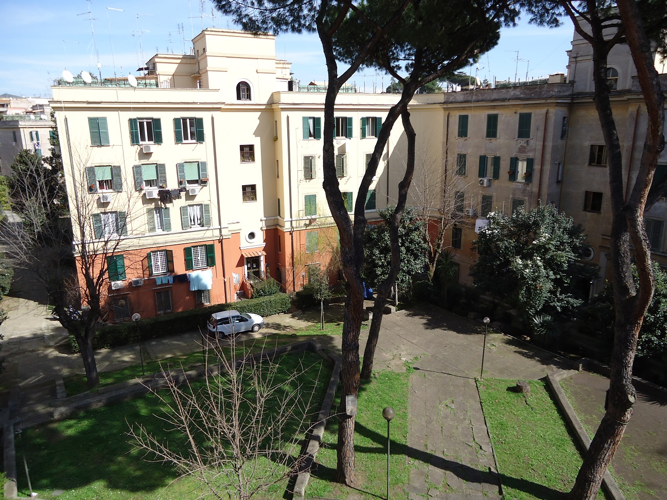 Immobile sito in Roma, CAP 00154 Via Roberto De' Nobili n°13, scala A, Piano 3. Categoria A/4. N.C.E.U. Fg. 825, part. 25, sub. 12. Descrizione: APPARTAMENTO INT.8 DI 4,5 VANI SENZA ASCENSORE + pertinenziale TERRAZZO. Mq. 66. Stato Libero