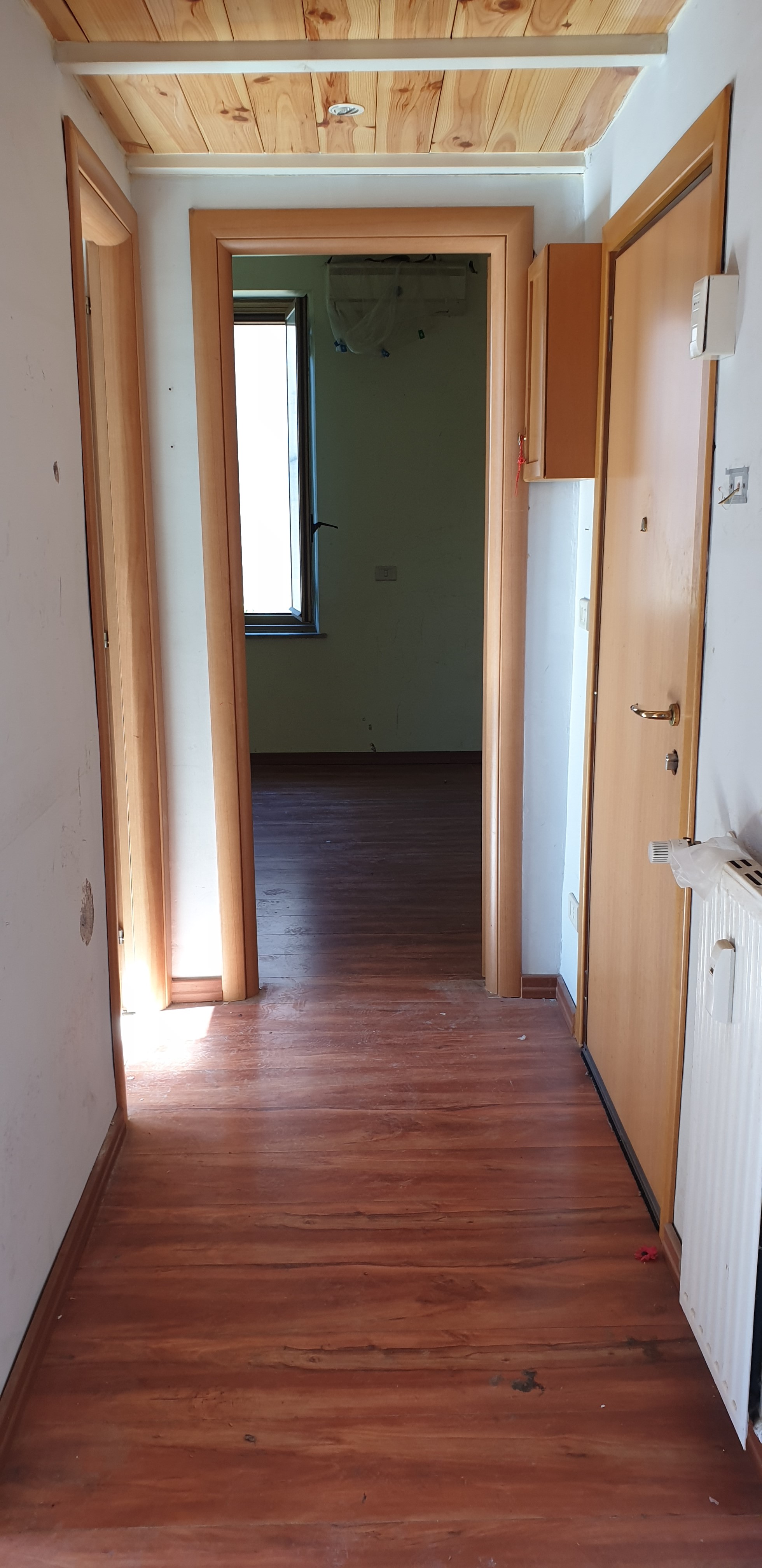 Immobile sito in Roma, CAP 00145 Via Costantino n°139, scala C, Piano 1. Categoria A/3. N.C.E.U. Fg. 837, part. 116, sub. 43. Descrizione: APPARTAMENTO INT.7 DI 5 VANI CON ASCENSORE. Mq. 83. Stato Libero