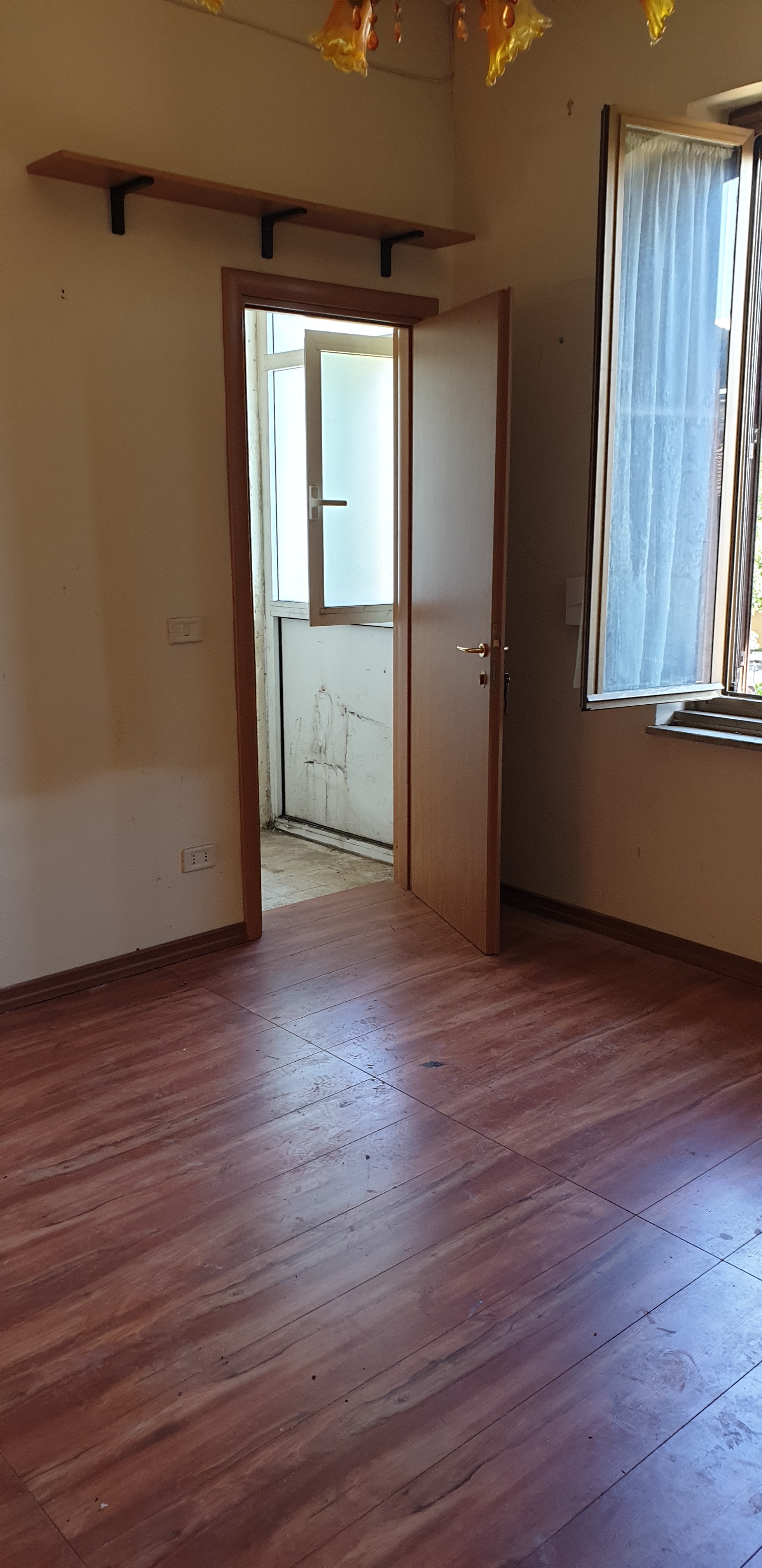 Immobile sito in Roma, CAP 00145 Via Costantino n°139, scala C, Piano 1. Categoria A/3. N.C.E.U. Fg. 837, part. 116, sub. 43. Descrizione: APPARTAMENTO INT.7 DI 5 VANI CON ASCENSORE. Mq. 83. Stato Libero
