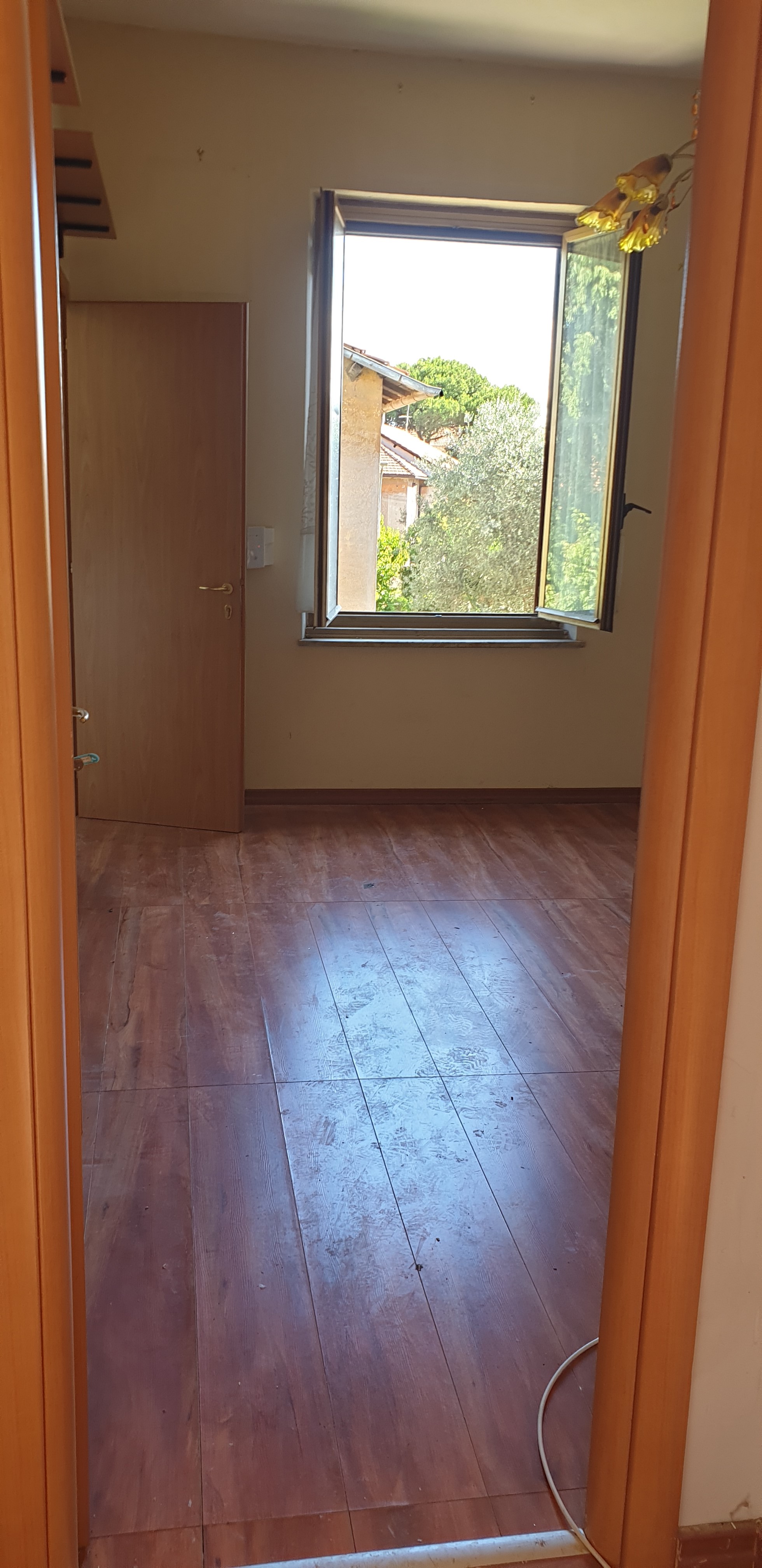 Immobile sito in Roma, CAP 00145 Via Costantino n°139, scala C, Piano 1. Categoria A/3. N.C.E.U. Fg. 837, part. 116, sub. 43. Descrizione: APPARTAMENTO INT.7 DI 5 VANI CON ASCENSORE. Mq. 83. Stato Libero