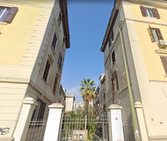 Immobile sito in Roma, CAP 00153 Via Aldo Manuzio n°95, scala F, Piano 3. Categoria A/4. N.C.E.U. Fg. 516, part. 118, sub. 32. Descrizione: APPARTAMENTO INT.7 DI 3,5 VANI SENZA ASCENSORE. Mq. 71. Stato Libero