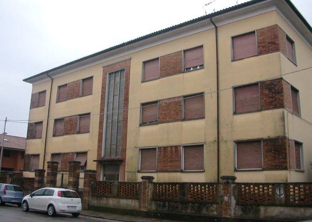 IL LOTTO IN VENDITA E' COSTITUITO DA 5 UNITA' ABITATIVE. Alloggi ubicati nel Comune di Palmanova(UD)precisamente Contrada Venezia 7, CAP 33057 - (U.I.U. 5). Il contesto urbano in cui si colloca l'edificio è tipicamente residenziale, caratterizzato da un'edilizia di medio pregio. Nelle  vicinanzedi Piazza Grande.Il fabbricato, con pianta rettangolare, si sviluppa su 3 piani fuori terra che ospitano 6 unità abitative, 1 delle quali di proprietà privata. Inoltre sono presenti un piano sottotetto (5 depositi)  e un piano seminterrato adibiti a locali deposito (5 cantine). Il complesso alloggiativo è dotato di una corte esterna di pertinenza esclusiva, nella quale sono ubicati 6 posti auto scoperti.. N.C.E.U. Fg. 5 Part. 234 sub 9-10-dal 12al 17 dal 19al 24, dal26 al 28, dal 30 al 34
