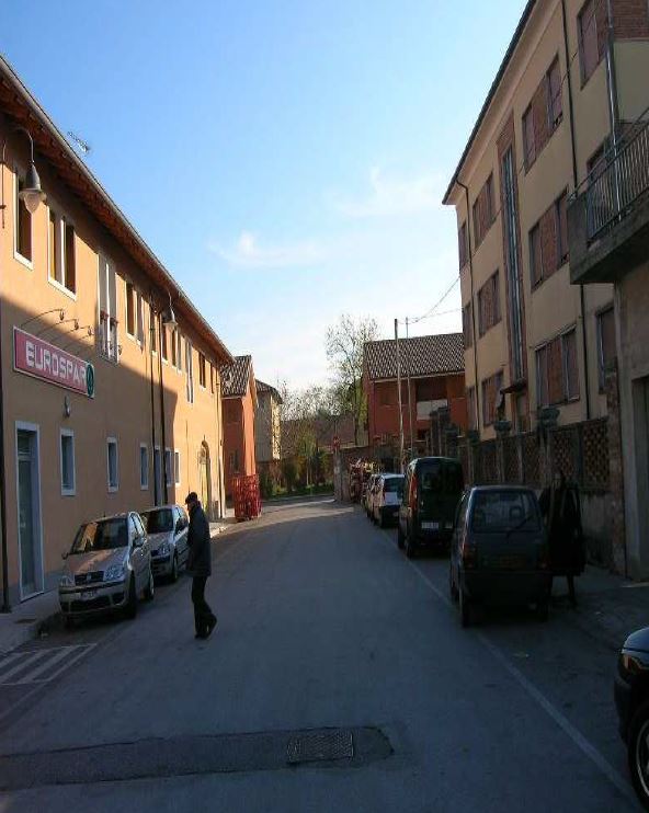IL LOTTO IN VENDITA E' COSTITUITO DA 5 UNITA' ABITATIVE. Alloggi ubicati nel Comune di Palmanova(UD)precisamente Contrada Venezia 7, CAP 33057 - (U.I.U. 5). Il contesto urbano in cui si colloca l'edificio è tipicamente residenziale, caratterizzato da un'edilizia di medio pregio. Nelle  vicinanzedi Piazza Grande.Il fabbricato, con pianta rettangolare, si sviluppa su 3 piani fuori terra che ospitano 6 unità abitative, 1 delle quali di proprietà privata. Inoltre sono presenti un piano sottotetto (5 depositi)  e un piano seminterrato adibiti a locali deposito (5 cantine). Il complesso alloggiativo è dotato di una corte esterna di pertinenza esclusiva, nella quale sono ubicati 6 posti auto scoperti.. N.C.E.U. Fg. 5 Part. 234 sub 9-10-dal 12al 17 dal 19al 24, dal26 al 28, dal 30 al 34