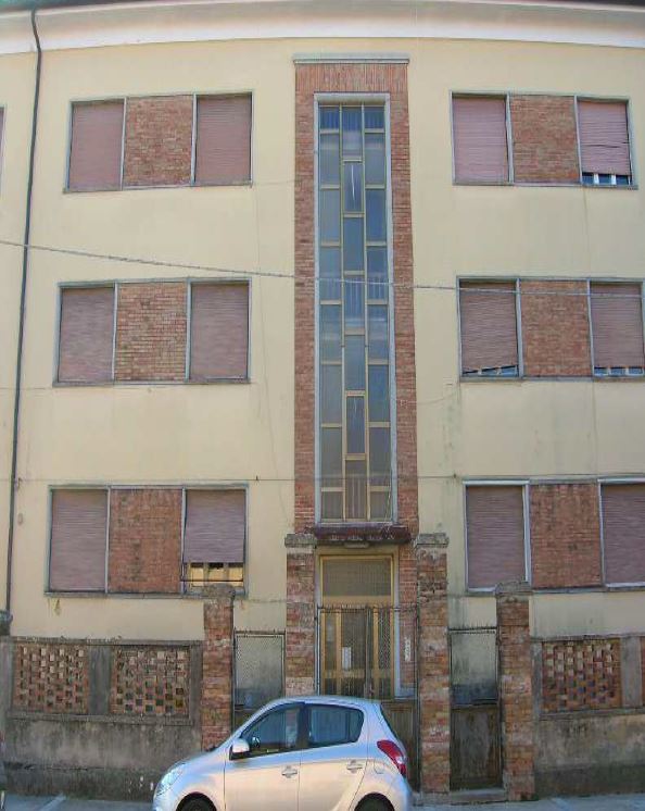 IL LOTTO IN VENDITA E' COSTITUITO DA 5 UNITA' ABITATIVE. Alloggi ubicati nel Comune di Palmanova(UD)precisamente Contrada Venezia 7, CAP 33057 - (U.I.U. 5). Il contesto urbano in cui si colloca l'edificio è tipicamente residenziale, caratterizzato da un'edilizia di medio pregio. Nelle  vicinanzedi Piazza Grande.Il fabbricato, con pianta rettangolare, si sviluppa su 3 piani fuori terra che ospitano 6 unità abitative, 1 delle quali di proprietà privata. Inoltre sono presenti un piano sottotetto (5 depositi)  e un piano seminterrato adibiti a locali deposito (5 cantine). Il complesso alloggiativo è dotato di una corte esterna di pertinenza esclusiva, nella quale sono ubicati 6 posti auto scoperti.. N.C.E.U. Fg. 5 Part. 234 sub 9-10-dal 12al 17 dal 19al 24, dal26 al 28, dal 30 al 34