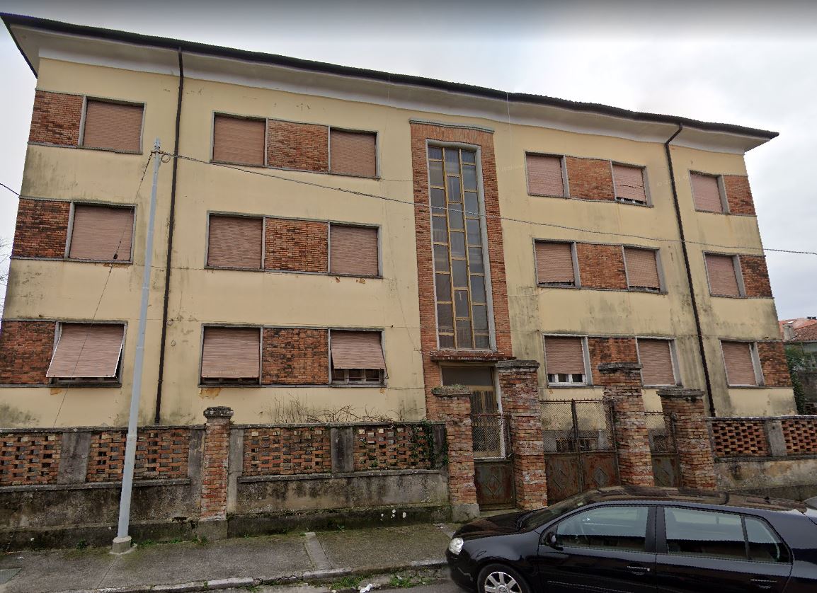 IL LOTTO IN VENDITA E' COSTITUITO DA 5 UNITA' ABITATIVE. Alloggi ubicati nel Comune di Palmanova(UD)precisamente Contrada Venezia 7, CAP 33057 - (U.I.U. 5). Il contesto urbano in cui si colloca l'edificio è tipicamente residenziale, caratterizzato da un'edilizia di medio pregio. Nelle  vicinanzedi Piazza Grande.Il fabbricato, con pianta rettangolare, si sviluppa su 3 piani fuori terra che ospitano 6 unità abitative, 1 delle quali di proprietà privata. Inoltre sono presenti un piano sottotetto (5 depositi)  e un piano seminterrato adibiti a locali deposito (5 cantine). Il complesso alloggiativo è dotato di una corte esterna di pertinenza esclusiva, nella quale sono ubicati 6 posti auto scoperti.. N.C.E.U. Fg. 5 Part. 234 sub 9-10-dal 12al 17 dal 19al 24, dal26 al 28, dal 30 al 34