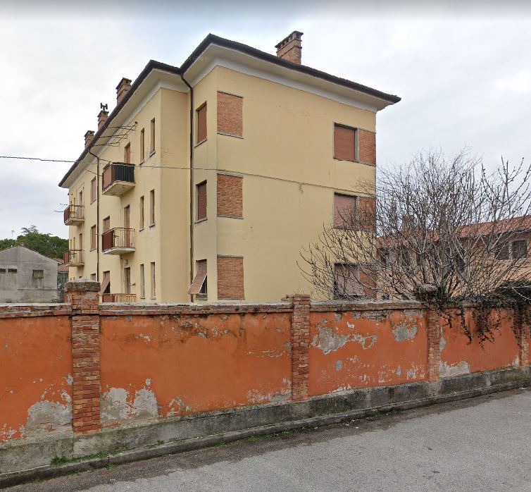 IL LOTTO IN VENDITA E' COSTITUITO DA 5 UNITA' ABITATIVE. Alloggi ubicati nel Comune di Palmanova(UD)precisamente Contrada Venezia 7, CAP 33057 - (U.I.U. 5). Il contesto urbano in cui si colloca l'edificio è tipicamente residenziale, caratterizzato da un'edilizia di medio pregio. Nelle  vicinanzedi Piazza Grande.Il fabbricato, con pianta rettangolare, si sviluppa su 3 piani fuori terra che ospitano 6 unità abitative, 1 delle quali di proprietà privata. Inoltre sono presenti un piano sottotetto (5 depositi)  e un piano seminterrato adibiti a locali deposito (5 cantine). Il complesso alloggiativo è dotato di una corte esterna di pertinenza esclusiva, nella quale sono ubicati 6 posti auto scoperti.. N.C.E.U. Fg. 5 Part. 234 sub 9-10-dal 12al 17 dal 19al 24, dal26 al 28, dal 30 al 34
