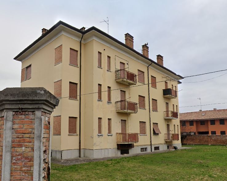 IL LOTTO IN VENDITA E' COSTITUITO DA 5 UNITA' ABITATIVE. Alloggi ubicati nel Comune di Palmanova(UD)precisamente Contrada Venezia 7, CAP 33057 - (U.I.U. 5). Il contesto urbano in cui si colloca l'edificio è tipicamente residenziale, caratterizzato da un'edilizia di medio pregio. Nelle  vicinanzedi Piazza Grande.Il fabbricato, con pianta rettangolare, si sviluppa su 3 piani fuori terra che ospitano 6 unità abitative, 1 delle quali di proprietà privata. Inoltre sono presenti un piano sottotetto (5 depositi)  e un piano seminterrato adibiti a locali deposito (5 cantine). Il complesso alloggiativo è dotato di una corte esterna di pertinenza esclusiva, nella quale sono ubicati 6 posti auto scoperti.. N.C.E.U. Fg. 5 Part. 234 sub 9-10-dal 12al 17 dal 19al 24, dal26 al 28, dal 30 al 34