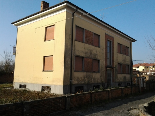 Palazzina alloggi ubicata in zona centrale del quadrante est del Comune di Palmanova (UD) all'interno del centro storico della città, precisamente VIcolo Nuovo 3, CAP  33057 - (U.I.U 4) La palazzina è costituita da un unico corpo di fabbrica ad uso residenziale al quale si accede da un singolo corpo scala. Il fabbricato, con pianta rettangolare, si sviluppa su 2 piani fuori terra che ospitano 4 unità abitative. Inoltre sono presenti un piano sottotetto (4 depositi) e un piano seminterrato adibiti a locali deposito (4 cantine). Il complesso alloggiativo è dotato di una corte esterna di pertinenza esclusiva recintata.. N.C.E.U. Fg 5 Part. 601 dal sub 4 al  sub 15
