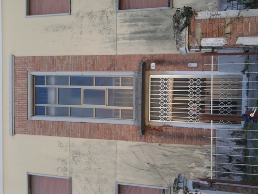 Palazzina alloggi ubicata in zona centrale del quadrante est del Comune di Palmanova (UD) all'interno del centro storico della città, precisamente VIcolo Nuovo 3, CAP  33057 - (U.I.U 4) La palazzina è costituita da un unico corpo di fabbrica ad uso residenziale al quale si accede da un singolo corpo scala. Il fabbricato, con pianta rettangolare, si sviluppa su 2 piani fuori terra che ospitano 4 unità abitative. Inoltre sono presenti un piano sottotetto (4 depositi) e un piano seminterrato adibiti a locali deposito (4 cantine). Il complesso alloggiativo è dotato di una corte esterna di pertinenza esclusiva recintata.. N.C.E.U. Fg 5 Part. 601 dal sub 4 al  sub 15