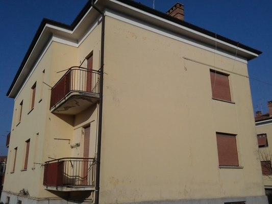 Palazzina alloggi ubicata in zona centrale del quadrante est del Comune di Palmanova (UD) all'interno del centro storico della città, precisamente VIcolo Nuovo 3, CAP  33057 - (U.I.U 4) La palazzina è costituita da un unico corpo di fabbrica ad uso residenziale al quale si accede da un singolo corpo scala. Il fabbricato, con pianta rettangolare, si sviluppa su 2 piani fuori terra che ospitano 4 unità abitative. Inoltre sono presenti un piano sottotetto (4 depositi) e un piano seminterrato adibiti a locali deposito (4 cantine). Il complesso alloggiativo è dotato di una corte esterna di pertinenza esclusiva recintata.. N.C.E.U. Fg 5 Part. 601 dal sub 4 al  sub 15