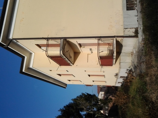 Palazzina alloggi ubicata in zona centrale del quadrante est del Comune di Palmanova (UD) all'interno del centro storico della città, precisamente VIcolo Nuovo 3, CAP  33057 - (U.I.U 4) La palazzina è costituita da un unico corpo di fabbrica ad uso residenziale al quale si accede da un singolo corpo scala. Il fabbricato, con pianta rettangolare, si sviluppa su 2 piani fuori terra che ospitano 4 unità abitative. Inoltre sono presenti un piano sottotetto (4 depositi) e un piano seminterrato adibiti a locali deposito (4 cantine). Il complesso alloggiativo è dotato di una corte esterna di pertinenza esclusiva recintata.. N.C.E.U. Fg 5 Part. 601 dal sub 4 al  sub 15