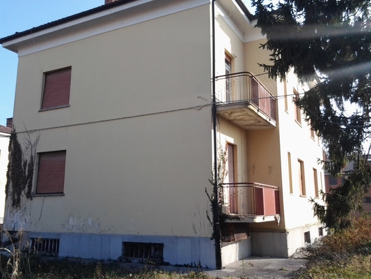 Palazzina alloggi ubicata in zona centrale del quadrante est del Comune di Palmanova (UD) all'interno del centro storico della città, precisamente VIcolo Nuovo 3, CAP  33057 - (U.I.U 4) La palazzina è costituita da un unico corpo di fabbrica ad uso residenziale al quale si accede da un singolo corpo scala. Il fabbricato, con pianta rettangolare, si sviluppa su 2 piani fuori terra che ospitano 4 unità abitative. Inoltre sono presenti un piano sottotetto (4 depositi) e un piano seminterrato adibiti a locali deposito (4 cantine). Il complesso alloggiativo è dotato di una corte esterna di pertinenza esclusiva recintata.. N.C.E.U. Fg 5 Part. 601 dal sub 4 al  sub 15