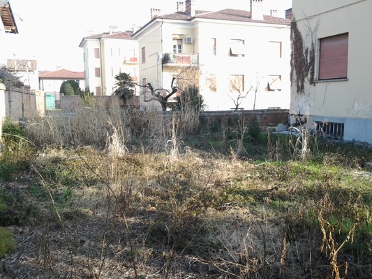 Palazzina alloggi ubicata in zona centrale del quadrante est del Comune di Palmanova (UD) all'interno del centro storico della città, precisamente VIcolo Nuovo 3, CAP  33057 - (U.I.U 4) La palazzina è costituita da un unico corpo di fabbrica ad uso residenziale al quale si accede da un singolo corpo scala. Il fabbricato, con pianta rettangolare, si sviluppa su 2 piani fuori terra che ospitano 4 unità abitative. Inoltre sono presenti un piano sottotetto (4 depositi) e un piano seminterrato adibiti a locali deposito (4 cantine). Il complesso alloggiativo è dotato di una corte esterna di pertinenza esclusiva recintata.. N.C.E.U. Fg 5 Part. 601 dal sub 4 al  sub 15