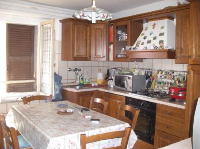 APPARTAMENTO 5 locali + servizi semplici + 1 CANTINA o SOFFITTA. MQ 186. Identificativi catastali F.178 Mapp.285 Sub.27. LIBERO