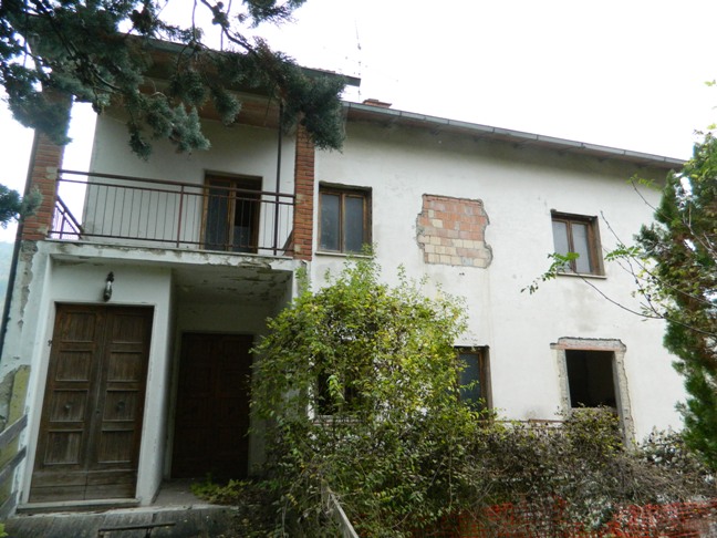 Fall. 78/2014 Tribunale di Arezzo: Complesso immobiliare in  Castel Focognano (AR), Nucleo Casalecchio, costituito da: Immobile al piano terra, censito al Foglio 8 part.. 47, sub. 2 cat. A/3, cl. 4, cons. vani 7,5 rendita Euro 561,65; Immobile al piano primo censito al Foglio 8 part.. 47, sub. 3 cat. A/3, cl. 4, cons. vani 7,5 rendita Euro 561,65; Immobile al piano primo censito al Foglio 8 part.. 345, cat. C/2, cl. 1, cons. mq. 40 rendita Euro 66,11; Immobile al piano terra/primo censito al Foglio 8 part.. 45, sub. 5,(unità graffata alla part. 232) cat. C/2, cl. 2, cons. mq. 568 rendita Euro 1.114,72. oltre a terreni e porzioni di terreni pertinenziali, identificati al Foglio 8, partt. 213-214-341-343-344-350-211-230.