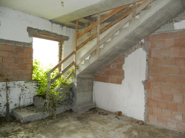 Fall. 78/2014 Tribunale di Arezzo: Complesso immobiliare in  Castel Focognano (AR), Nucleo Casalecchio, costituito da: Immobile al piano terra, censito al Foglio 8 part.. 47, sub. 2 cat. A/3, cl. 4, cons. vani 7,5 rendita Euro 561,65; Immobile al piano primo censito al Foglio 8 part.. 47, sub. 3 cat. A/3, cl. 4, cons. vani 7,5 rendita Euro 561,65; Immobile al piano primo censito al Foglio 8 part.. 345, cat. C/2, cl. 1, cons. mq. 40 rendita Euro 66,11; Immobile al piano terra/primo censito al Foglio 8 part.. 45, sub. 5,(unità graffata alla part. 232) cat. C/2, cl. 2, cons. mq. 568 rendita Euro 1.114,72. oltre a terreni e porzioni di terreni pertinenziali, identificati al Foglio 8, partt. 213-214-341-343-344-350-211-230.