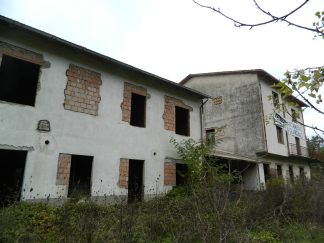 Fall. 78/2014 Tribunale di Arezzo: Complesso immobiliare in  Castel Focognano (AR), Nucleo Casalecchio, costituito da: Immobile al piano terra, censito al Foglio 8 part.. 47, sub. 2 cat. A/3, cl. 4, cons. vani 7,5 rendita Euro 561,65; Immobile al piano primo censito al Foglio 8 part.. 47, sub. 3 cat. A/3, cl. 4, cons. vani 7,5 rendita Euro 561,65; Immobile al piano primo censito al Foglio 8 part.. 345, cat. C/2, cl. 1, cons. mq. 40 rendita Euro 66,11; Immobile al piano terra/primo censito al Foglio 8 part.. 45, sub. 5,(unità graffata alla part. 232) cat. C/2, cl. 2, cons. mq. 568 rendita Euro 1.114,72. oltre a terreni e porzioni di terreni pertinenziali, identificati al Foglio 8, partt. 213-214-341-343-344-350-211-230.