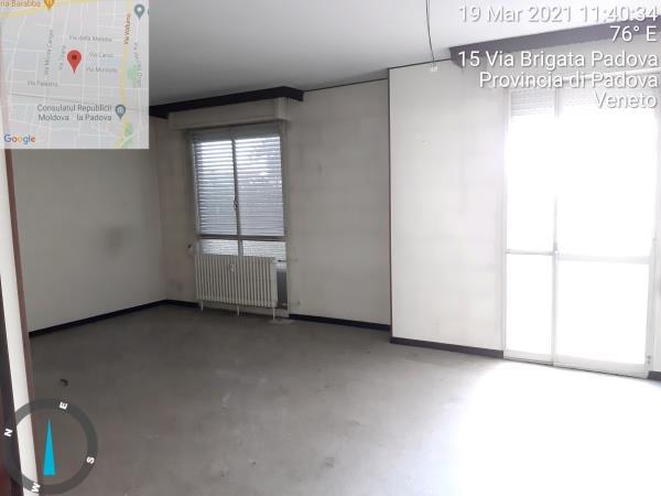 Appartamento N.C.E.U. Unità Residenziale cat. A/2 foglio 85 (ex B/13) part. 482 (ex 1307) sub 257 rendita 1928,97 Mq 180,00 + Posto auto coperto in autorimessa condominiale al piano interrato mq 11, N.C.E.U. Unità Secondaria cat. C/6 foglio 85 (ex B/13) part. 482 (ex 1307) sub 205 rendita 26,7. 
AVVISO. Poiché alcuni immobili del supercondominio Complesso Palestro-sono stati interessati da un problema di sfondellamento solai, l'aggiudicatario accetta che il problema possa riguardare anche il presente lotto e accetta di addivenire alla compravendita nello stato di fatto n cui si trova e di eseguire a proprio carico dopo l’acquisto eventuali interventi manutentivi qualora se ne riscontrasse la necessità, con pieno esonero di INPS. Turno d'asta 2