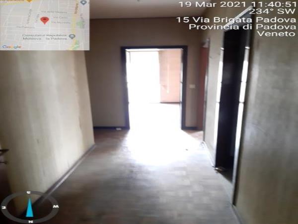 Appartamento N.C.E.U. Unità Residenziale cat. A/2 foglio 85 (ex B/13) part. 482 (ex 1307) sub 257 rendita 1928,97 Mq 180,00 + Posto auto coperto in autorimessa condominiale al piano interrato mq 11, N.C.E.U. Unità Secondaria cat. C/6 foglio 85 (ex B/13) part. 482 (ex 1307) sub 205 rendita 26,7. 
AVVISO. Poiché alcuni immobili del supercondominio Complesso Palestro-sono stati interessati da un problema di sfondellamento solai, l'aggiudicatario accetta che il problema possa riguardare anche il presente lotto e accetta di addivenire alla compravendita nello stato di fatto n cui si trova e di eseguire a proprio carico dopo l’acquisto eventuali interventi manutentivi qualora se ne riscontrasse la necessità, con pieno esonero di INPS. Turno d'asta 2