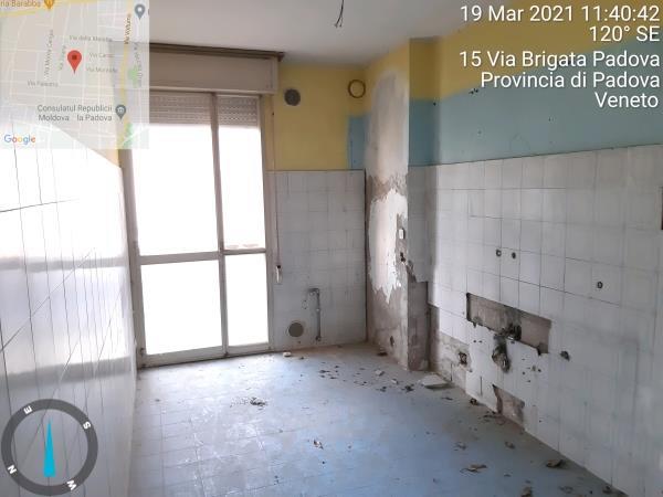 Appartamento N.C.E.U. Unità Residenziale cat. A/2 foglio 85 (ex B/13) part. 482 (ex 1307) sub 257 rendita 1928,97 Mq 180,00 + Posto auto coperto in autorimessa condominiale al piano interrato mq 11, N.C.E.U. Unità Secondaria cat. C/6 foglio 85 (ex B/13) part. 482 (ex 1307) sub 205 rendita 26,7. 
AVVISO. Poiché alcuni immobili del supercondominio Complesso Palestro-sono stati interessati da un problema di sfondellamento solai, l'aggiudicatario accetta che il problema possa riguardare anche il presente lotto e accetta di addivenire alla compravendita nello stato di fatto n cui si trova e di eseguire a proprio carico dopo l’acquisto eventuali interventi manutentivi qualora se ne riscontrasse la necessità, con pieno esonero di INPS. Turno d'asta 2