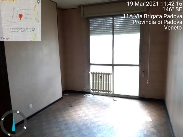 Appartamento N.C.E.U. Unità Residenziale cat. A/2 foglio 85 (ex B/13) part. 482 (ex 1307) sub 257 rendita 1928,97 Mq 180,00 + Posto auto coperto in autorimessa condominiale al piano interrato mq 11, N.C.E.U. Unità Secondaria cat. C/6 foglio 85 (ex B/13) part. 482 (ex 1307) sub 205 rendita 26,7. 
AVVISO. Poiché alcuni immobili del supercondominio Complesso Palestro-sono stati interessati da un problema di sfondellamento solai, l'aggiudicatario accetta che il problema possa riguardare anche il presente lotto e accetta di addivenire alla compravendita nello stato di fatto n cui si trova e di eseguire a proprio carico dopo l’acquisto eventuali interventi manutentivi qualora se ne riscontrasse la necessità, con pieno esonero di INPS. Turno d'asta 2