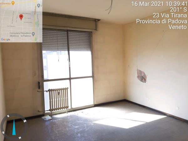 Appartamento al piano 4° con soffitta al piano 9° sottotetto N.C.E.U. Unità Residenziale cat. A/2 foglio 85 (ex B/13) part. 482 (ex 1307) sub 78 rendita 1393,14 Mq 125,00 + Posto auto coperto al piano interrato in autorimessa mq 10, N.C.E.U. Unità Secondaria cat. C/6 foglio 85 (ex B/13) part. 482 (ex 1307) sub 140 cat. C06 rendita 24,27. 
AVVISO. Poiché alcuni immobili del supercondominio Complesso Palestro-sono stati interessati da un problema di sfondellamento solai, l'aggiudicatario accetta che il problema possa riguardare anche il presente lotto e accetta di addivenire alla compravendita nello stato di fatto n cui si trova e di eseguire a proprio carico dopo l’acquisto eventuali interventi manutentivi qualora se ne riscontrasse la necessità, con pieno esonero di INPS.