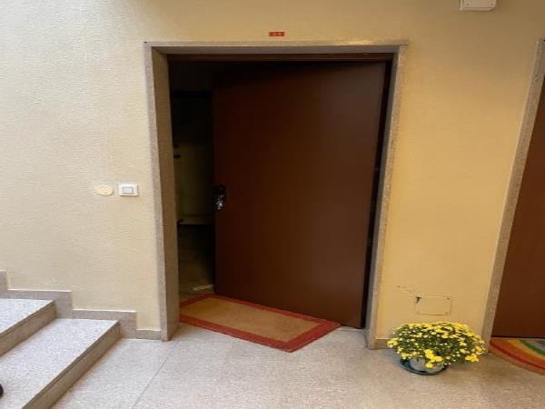 Appartamento al piano 8° con soffitta al piano 9° sottotetto.N.C.E.U. Unità Residenziale cat. A/2 foglio 85 part. 482 sub 130 rendita 1500,31. Mq 143 + Posto auto coperto in autorimessa condominiale al piano interrato 14 mq, N.C.E.U. Unità Secondaria cat. C/6 foglio 85 part. 482 sub 224 rendita 33,98. 
AVVISO. Poiché alcuni immobili del supercondominio Complesso Palestro-sono stati interessati da un problema di sfondellamento solai, l'aggiudicatario accetta che il problema possa riguardare anche il presente lotto e accetta di addivenire alla compravendita nello stato di fatto n cui si trova e di eseguire a proprio carico dopo l’acquisto eventuali interventi manutentivi qualora se ne riscontrasse la necessità, con pieno esonero di INPS.