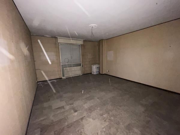 Appartamento al piano 8° con soffitta al piano 9° sottotetto.N.C.E.U. Unità Residenziale cat. A/2 foglio 85 part. 482 sub 130 rendita 1500,31. Mq 143 + Posto auto coperto in autorimessa condominiale al piano interrato 14 mq, N.C.E.U. Unità Secondaria cat. C/6 foglio 85 part. 482 sub 224 rendita 33,98. 
AVVISO. Poiché alcuni immobili del supercondominio Complesso Palestro-sono stati interessati da un problema di sfondellamento solai, l'aggiudicatario accetta che il problema possa riguardare anche il presente lotto e accetta di addivenire alla compravendita nello stato di fatto n cui si trova e di eseguire a proprio carico dopo l’acquisto eventuali interventi manutentivi qualora se ne riscontrasse la necessità, con pieno esonero di INPS.