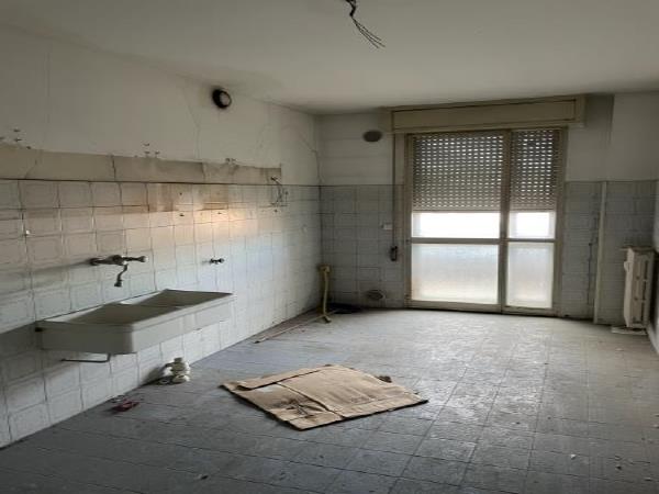Appartamento al piano 8° con soffitta al piano 9° sottotetto.N.C.E.U. Unità Residenziale cat. A/2 foglio 85 part. 482 sub 130 rendita 1500,31. Mq 143 + Posto auto coperto in autorimessa condominiale al piano interrato 14 mq, N.C.E.U. Unità Secondaria cat. C/6 foglio 85 part. 482 sub 224 rendita 33,98. 
AVVISO. Poiché alcuni immobili del supercondominio Complesso Palestro-sono stati interessati da un problema di sfondellamento solai, l'aggiudicatario accetta che il problema possa riguardare anche il presente lotto e accetta di addivenire alla compravendita nello stato di fatto n cui si trova e di eseguire a proprio carico dopo l’acquisto eventuali interventi manutentivi qualora se ne riscontrasse la necessità, con pieno esonero di INPS.