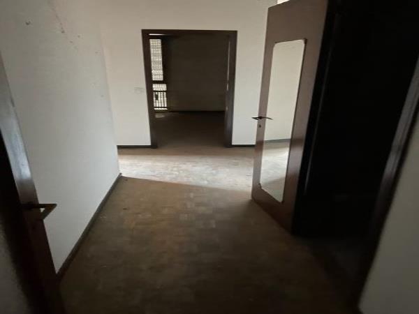 Appartamento al piano 8° con soffitta al piano 9° sottotetto.N.C.E.U. Unità Residenziale cat. A/2 foglio 85 part. 482 sub 130 rendita 1500,31. Mq 143 + Posto auto coperto in autorimessa condominiale al piano interrato 14 mq, N.C.E.U. Unità Secondaria cat. C/6 foglio 85 part. 482 sub 224 rendita 33,98. 
AVVISO. Poiché alcuni immobili del supercondominio Complesso Palestro-sono stati interessati da un problema di sfondellamento solai, l'aggiudicatario accetta che il problema possa riguardare anche il presente lotto e accetta di addivenire alla compravendita nello stato di fatto n cui si trova e di eseguire a proprio carico dopo l’acquisto eventuali interventi manutentivi qualora se ne riscontrasse la necessità, con pieno esonero di INPS.